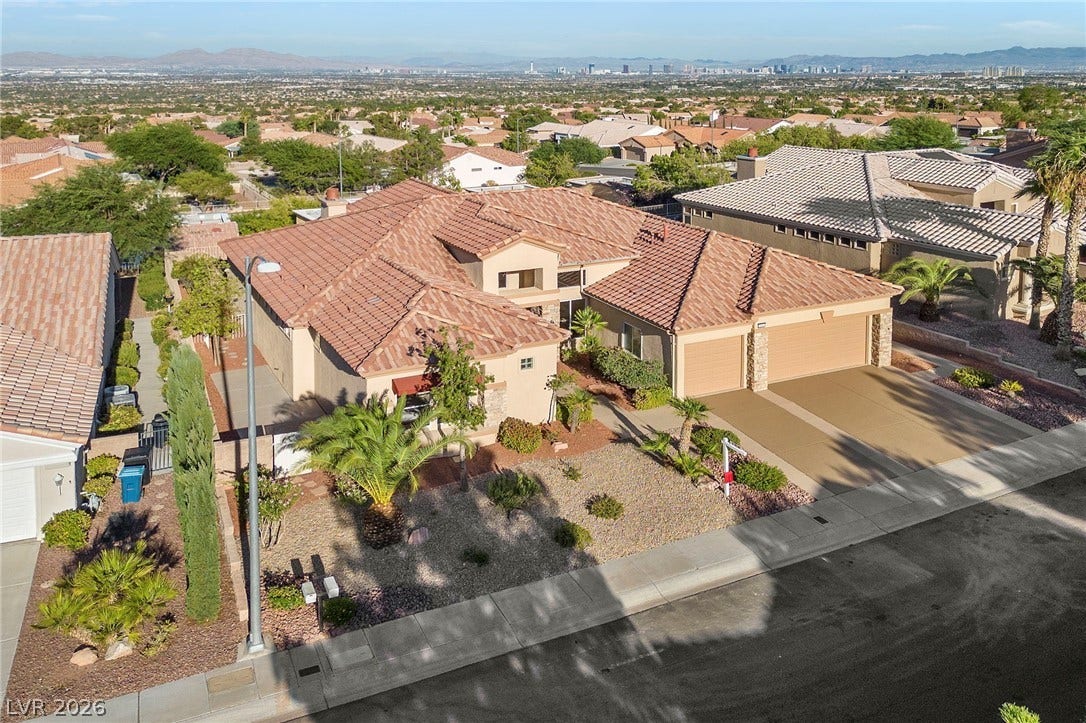 Sweeping Panoramic Valley Views in Every Direction....