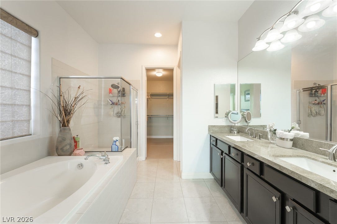 3033 Via Meridiana, Henderson, NV 89052 Clean lines and a spacious dual vanity define this bright bathroom with a soaking tub.