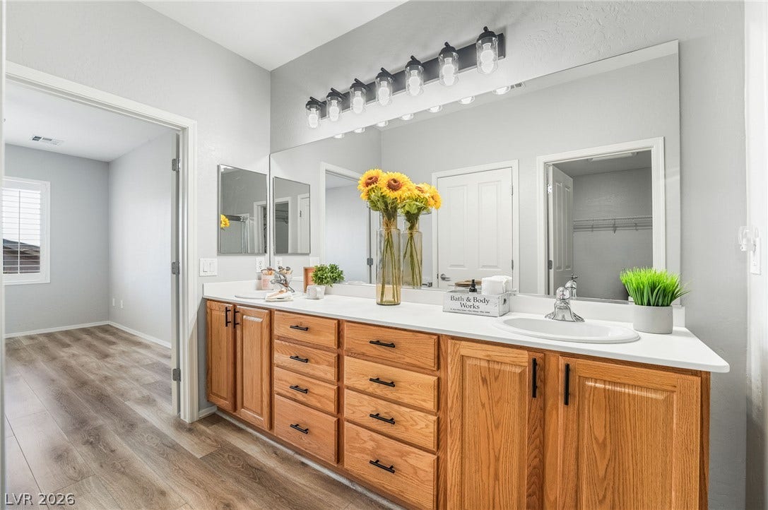 Dual sink and plenty of cournterspace to get ready