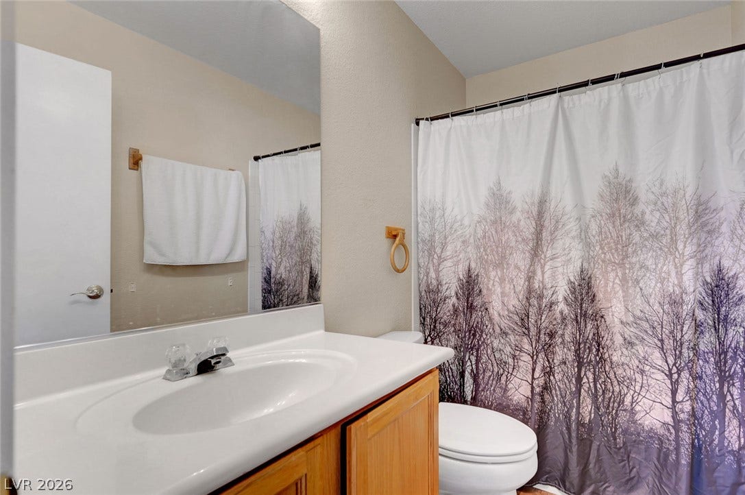7450 S Eastern Avenue, #1064, Las Vegas, NV 89123 Clean lines and a functional layout define this classic full bathroom.