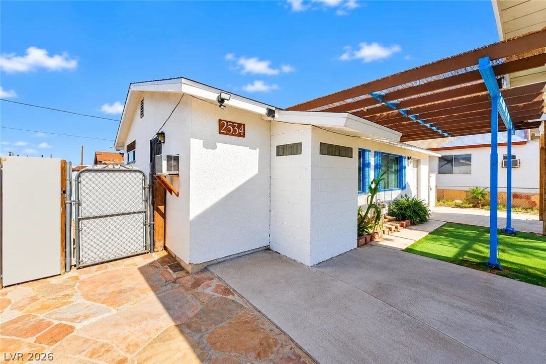 2532 Arrowhead St Unit 2, Private entrance