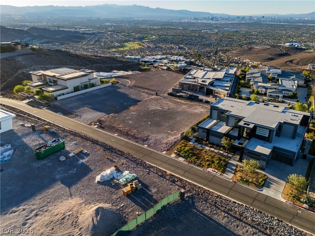 7 Sunset Strip, Henderson, NV 89012 Elevated building sites overlook a vast valley with far-reaching city skyline views.