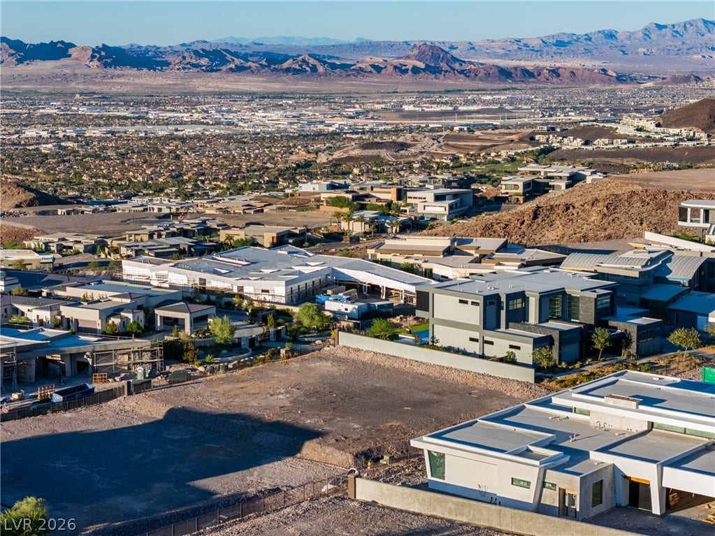 7 Sunset Strip, Henderson, NV 89012 Dramatic mountain vistas frame this sprawling desert hillside community of modern architectural estates.