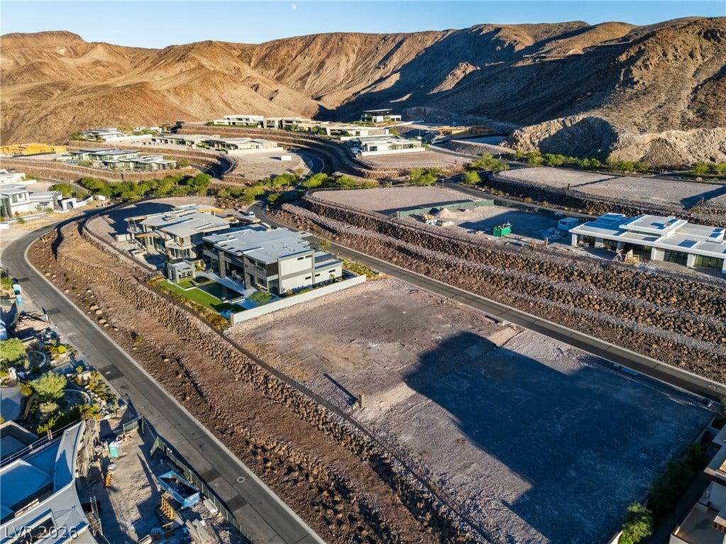 7 Sunset Strip, Henderson, NV 89012 Dramatic mountain vistas surround this premier hillside neighborhood of luxury modern estates.
