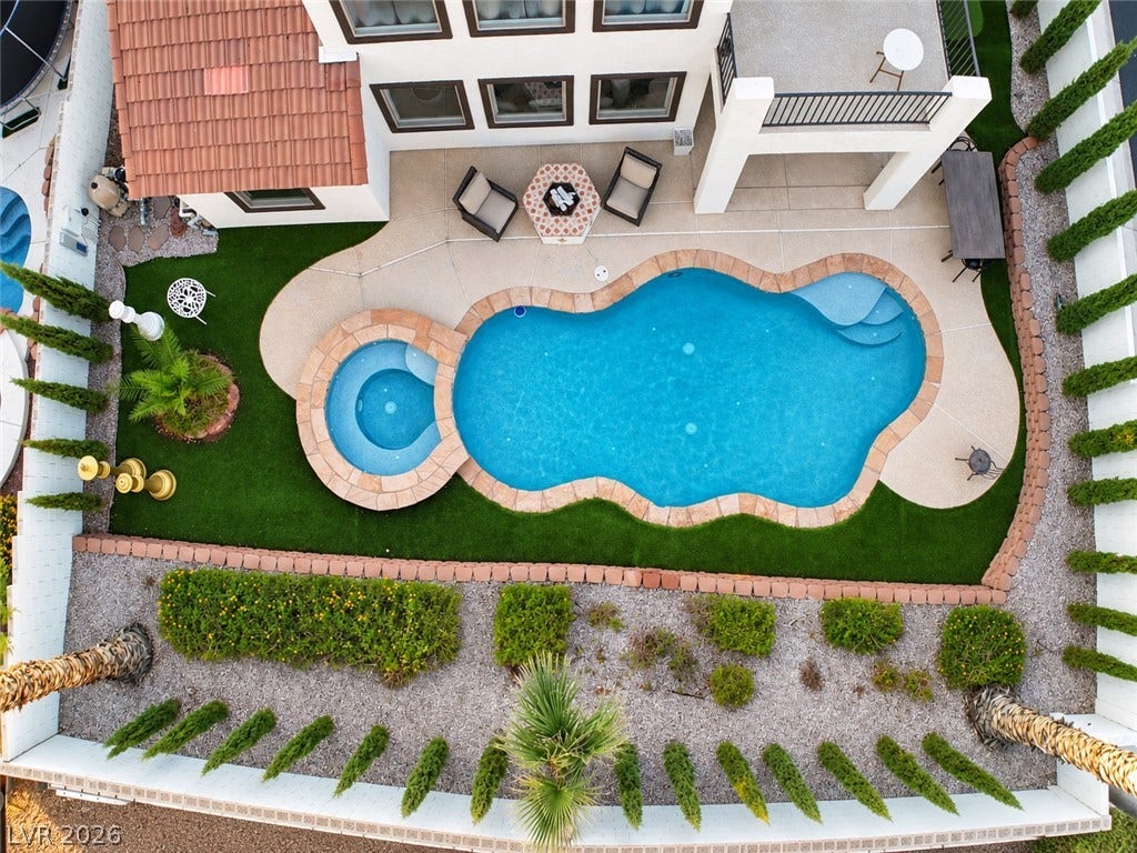 3018 Via Sarafina Drive, Henderson, NV 89052 A custom-shaped swimming pool and circular spa anchor this beautifully designed backyard oasis.