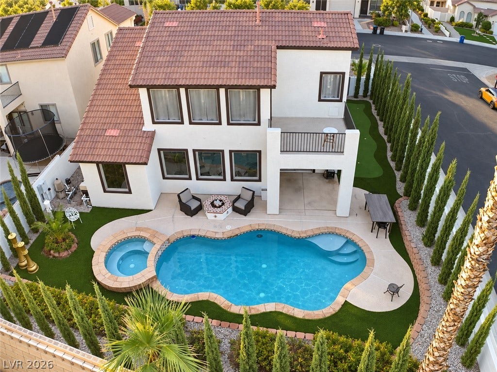 3018 Via Sarafina Drive, Henderson, NV 89052 An inviting backyard oasis showcases a freeform swimming pool and adjacent spa.