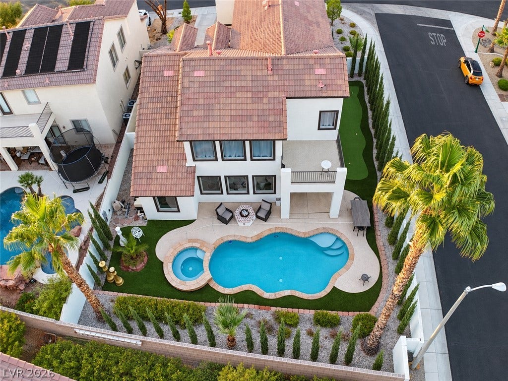 3018 Via Sarafina Drive, Henderson, NV 89052 A sparkling pool and integrated spa highlight this private backyard oasis.