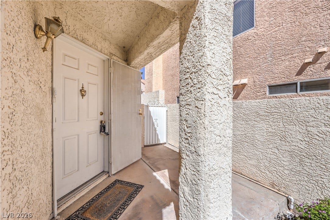 9824 Russett Wood Circle, Las Vegas, NV 89117