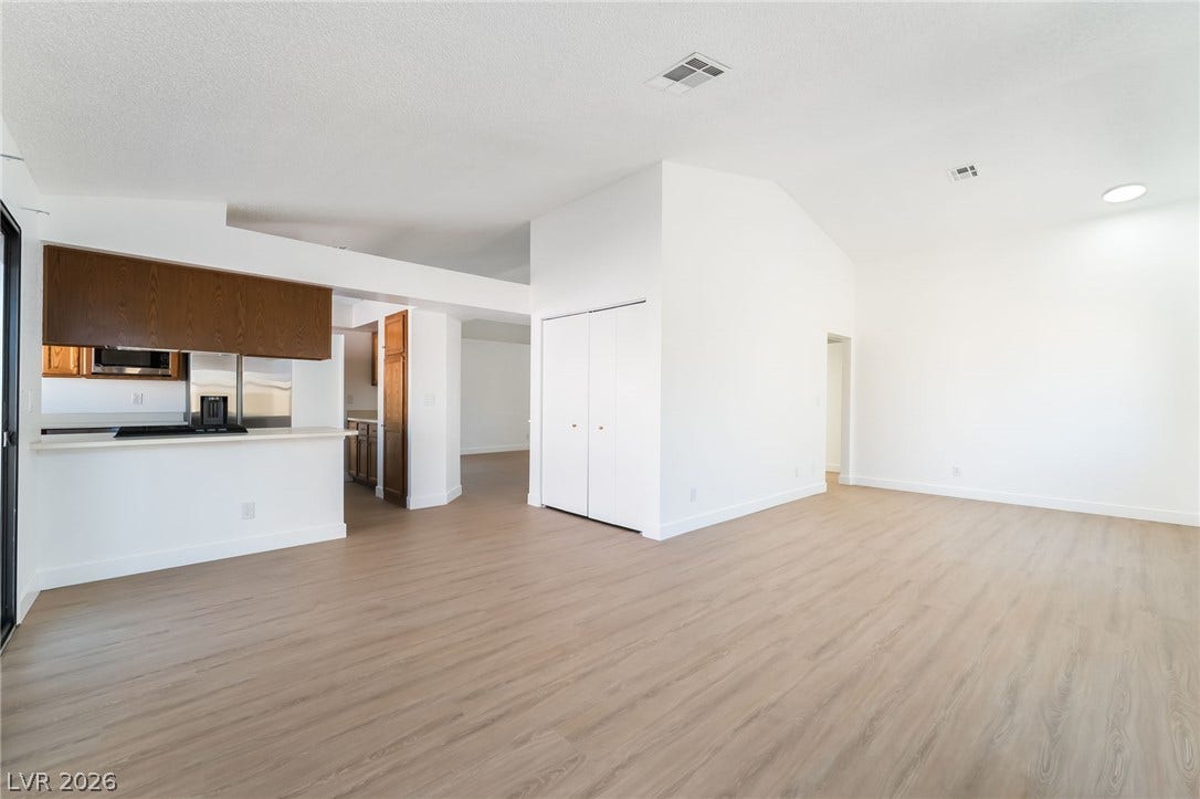 838 Anchor Drive, Henderson, NV 89015 An open floorplan seamlessly connects the airy living area to the adjacent kitchen.