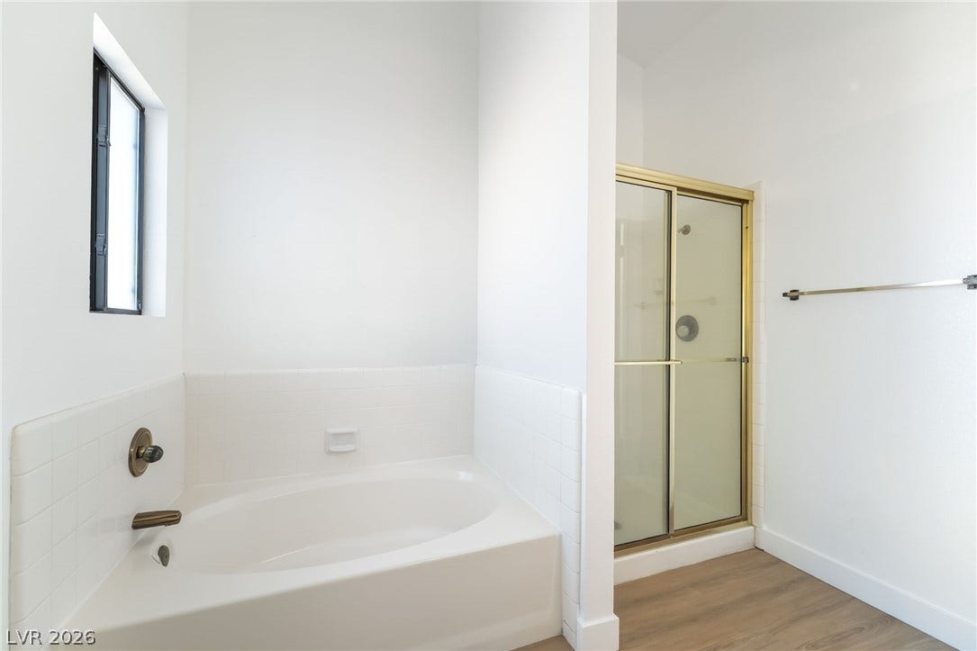 838 Anchor Drive, Henderson, NV 89015 A deep soaking tub sits adjacent to a separate glass-enclosed shower stall.