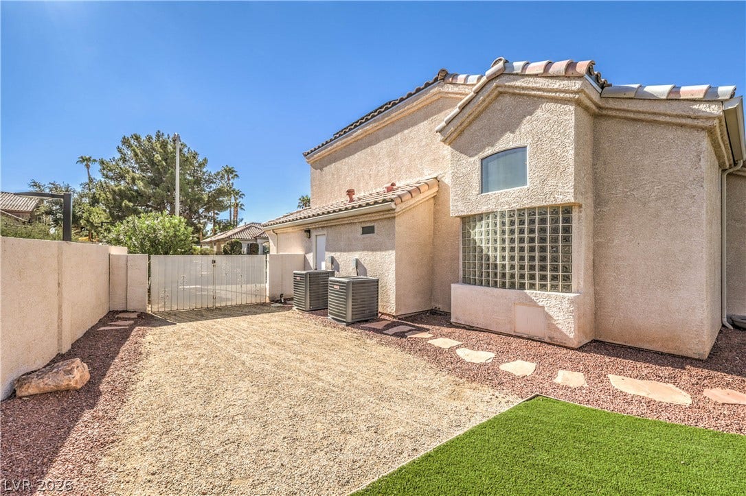 1863 Bogey Way, Henderson, NV 89074 Low-maintenance gravel landscaping and a paved stepping stone path line the side yard.