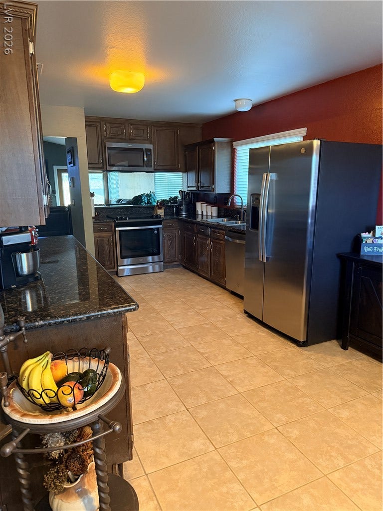 3126 Belvedere Drive, Henderson, NV 89014 Richly toned cabinetry and granite countertops bring traditional style to this functional kitchen space.