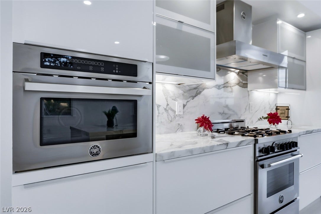 26 Strada Di Circolo, #n/a, Henderson, NV 89011 Gleaming marble counters and sleek minimalist cabinetry define this contemporary culinary space.