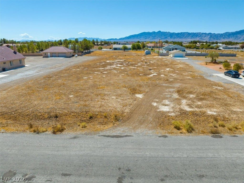 1641 W Huckleberry Street, Pahrump, NV 89048 Vast mountain ranges create a dramatic backdrop for this level building site.