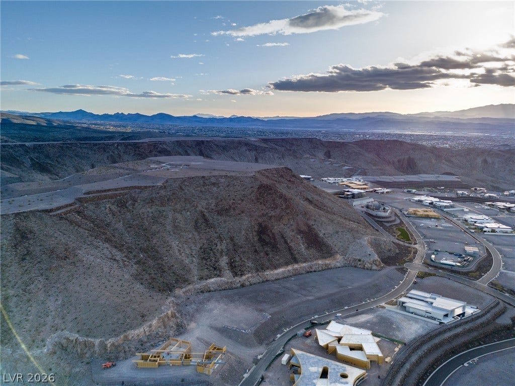 7 Chisel Crest Court, Henderson, NV 89012 Dramatic mountain vistas stretch across the horizon from this expansive elevated homesite.