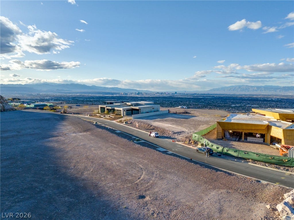 7 Chisel Crest Court, Henderson, NV 89012 Expansive desert vistas stretch toward the distant skyline from this elevated hillside homesite.