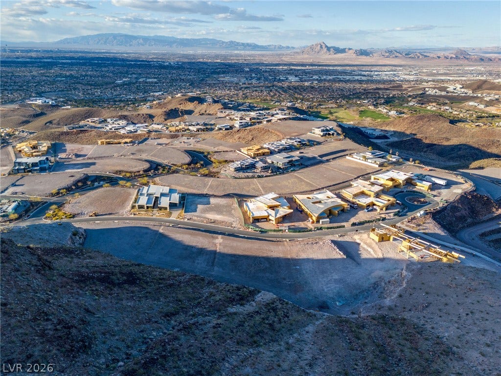 7 Chisel Crest Court, Henderson, NV 89012 Dramatic mountain and valley views surround this hillside luxury residential enclave.