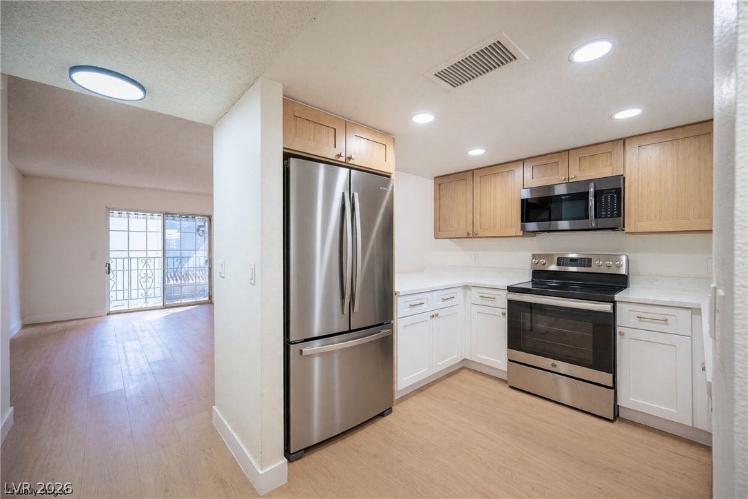 3823 S Maryland Parkway, #B11, Las Vegas, NV 89119 Virtually Staged