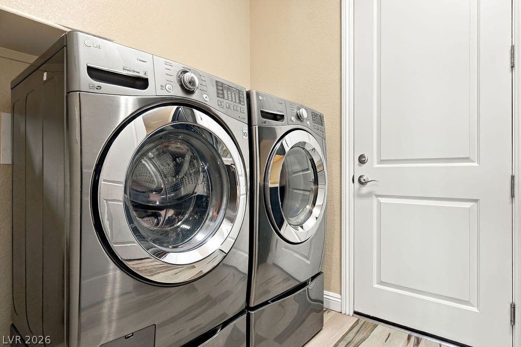 286 Lindura Court, Las Vegas, NV 89138 A functional laundry setup coordinates seamlessly with the surrounding neutral walls and hard-surface flooring.
