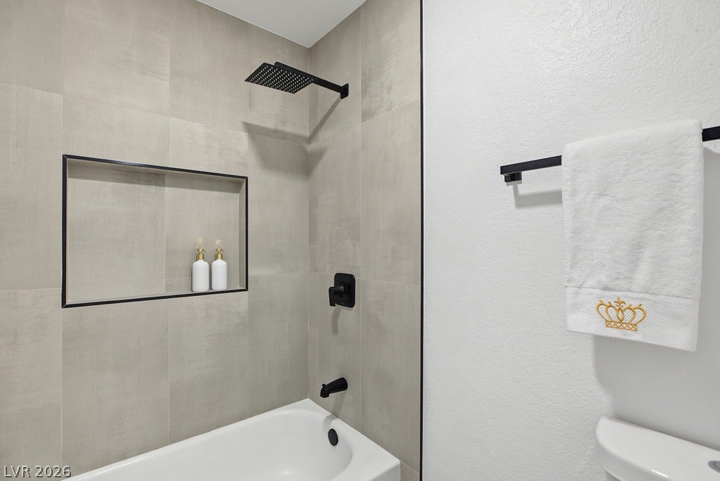 2371 Pickwick Drive, Henderson, NV 89014 Clean lines and large-format tile walls define this modern tub and shower design.