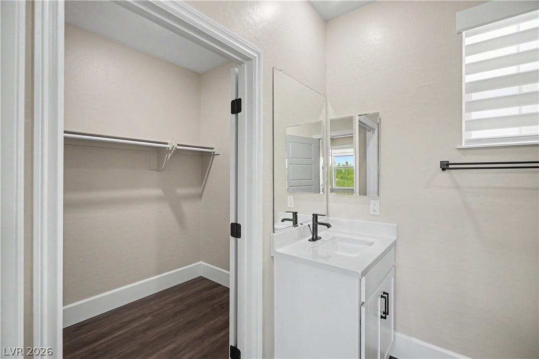 2555 Hampton Road, #11210, Henderson, NV 89052 With an attached bathroom and a walk-in closet off the en-suite, this second suite is ideal for visitors, roommates or multigenerational living.