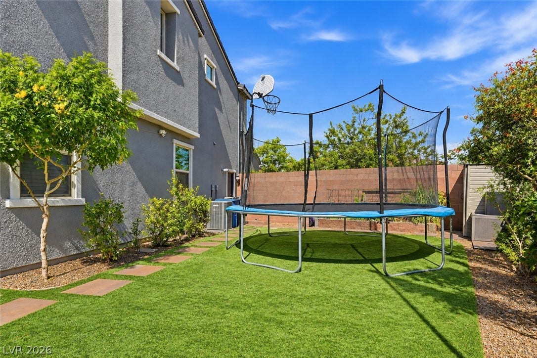 31 Cresta Villa Court, Henderson, NV 89011 Green turf and stepping stones define this low-maintenance outdoor side yard.