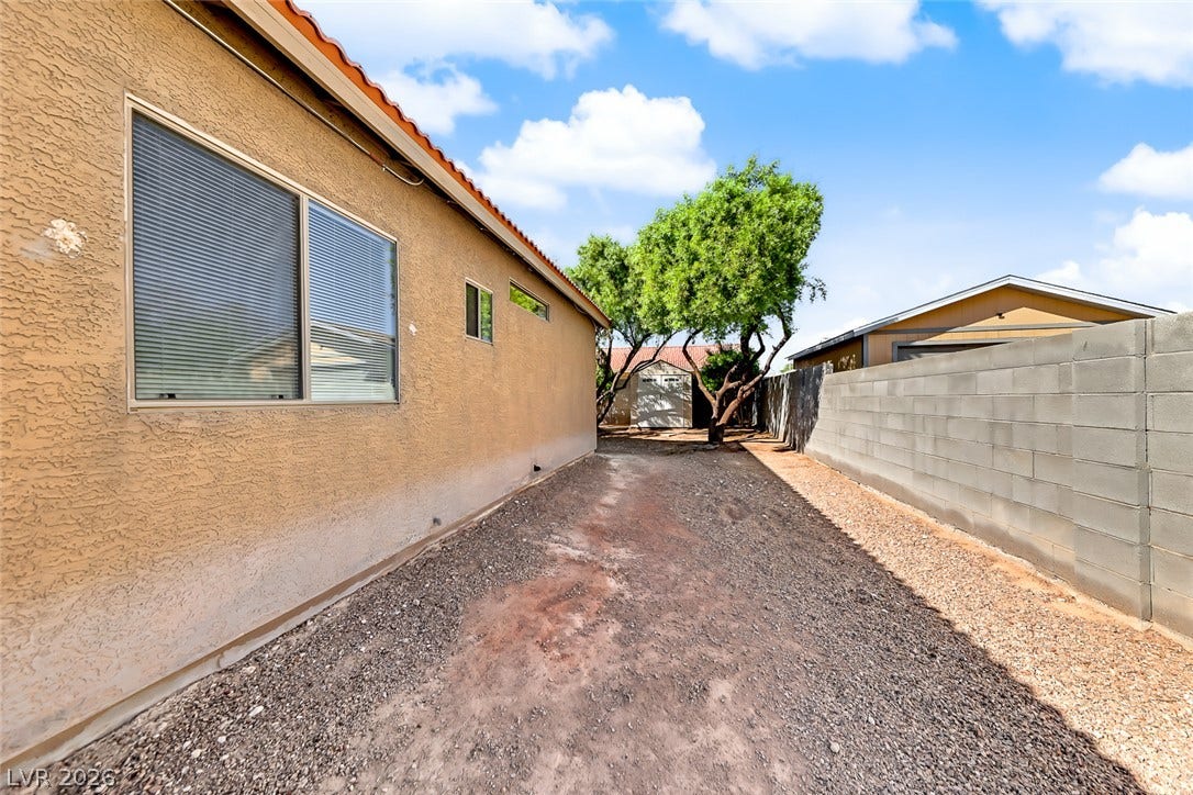 2906 Pumpkin Harvest Avenue, North Las Vegas, NV 89031 A spacious side yard features a gravel ground cover bordered by a concrete block wall.