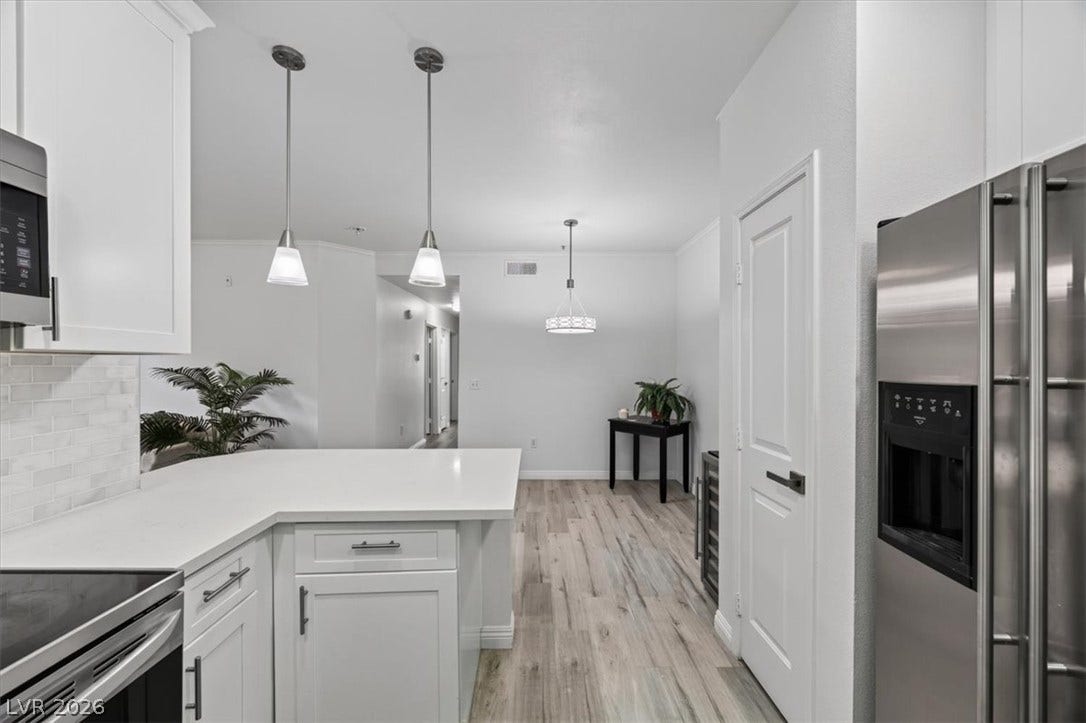2900 Sunridge Heights Parkway, #1022, Henderson, NV 89052 Crisp white cabinetry paired with modern solid surfaces creates a bright, highly functional kitchen layout.