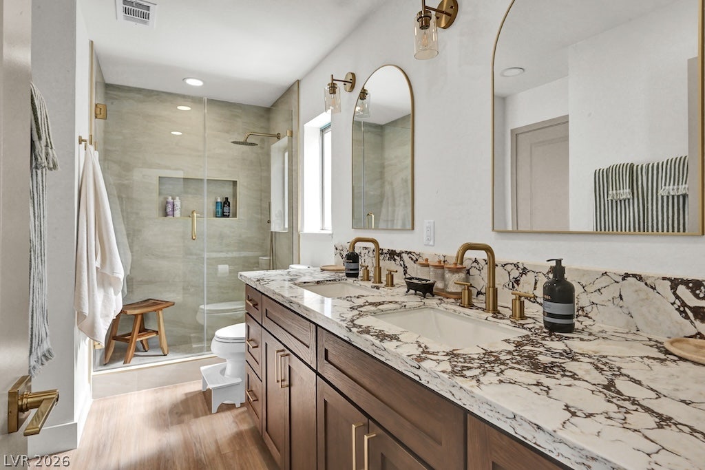 314 Encima Court, Henderson, NV 89014 Gleaming marble counters pair with dual under-mount sinks and elegant gold-toned plumbing fixtures.
