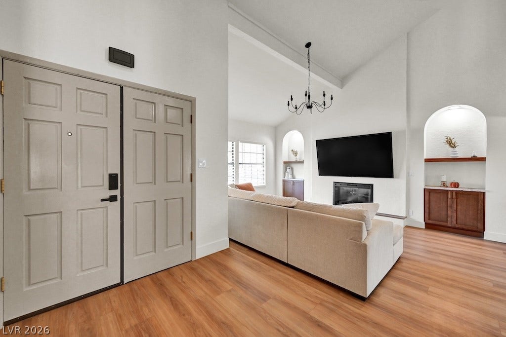 314 Encima Court, Henderson, NV 89014 An inviting entryway flows seamlessly into a vaulted living room accented by built-in niches.