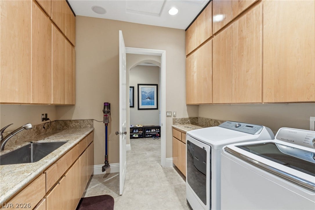 6 Brookridge Drive, Henderson, NV 89052 Ample built-in cabinetry and stone countertops elevate this highly functional laundry suite.
