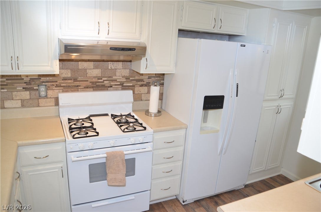 773 Cathy Lane, Henderson, NV 89015 Timeless cabinetry and classic tiled backsplashes define this warm culinary workspace.