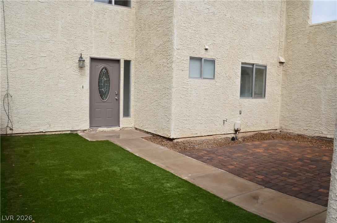 773 Cathy Lane, Henderson, NV 89015 An inviting private entrance transitions to a low-maintenance courtyard featuring clean stucco finishes.