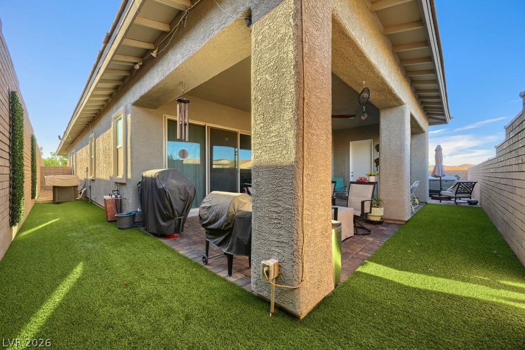 752 Dorsey Falls Street, Henderson, NV 89011 An inviting covered patio opens to a low-maintenance yard enclosed by brick privacy walls.