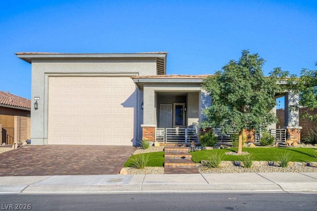 752 Dorsey Falls Street, Henderson, NV 89011 A contemporary stucco facade pairs beautifully with a paved driveway and desert landscaping.