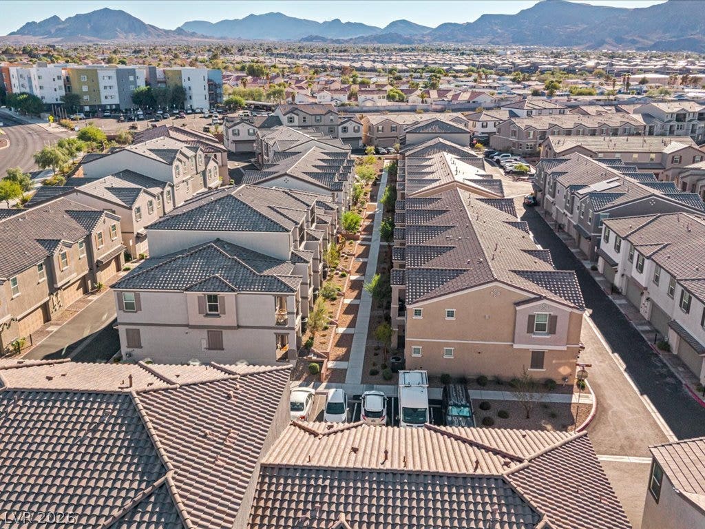 671 Foam Flower Lane, Henderson, NV 89015 Spectacular desert mountain views frame this vibrant, neatly planned residential community.