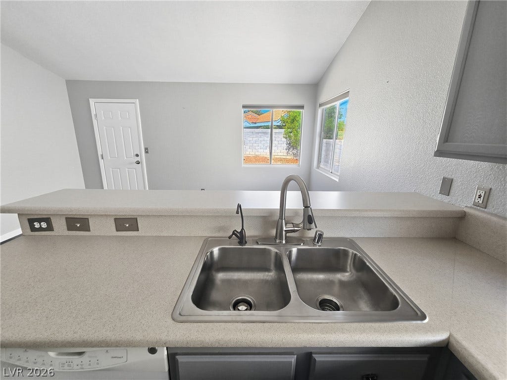 An open bar countertop integrates the kitchen area smoothly into the main living space.