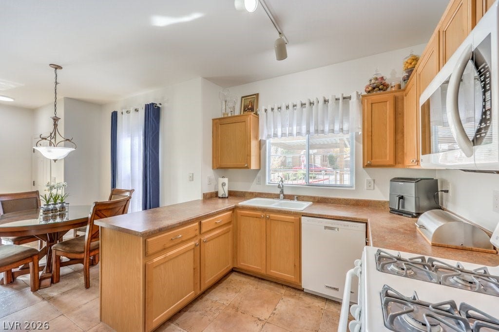 3910 Legend Hills Street, #103, Las Vegas, NV 89129 Bright beautiful kitchen.