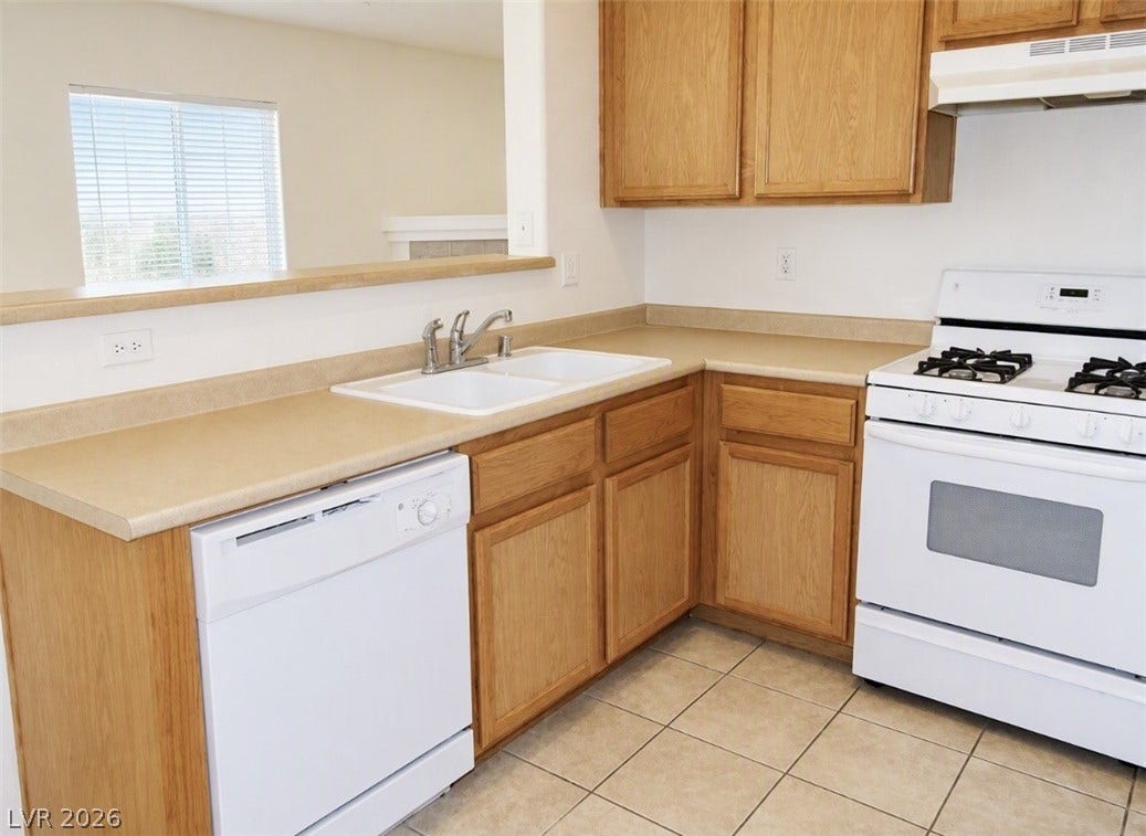 2305 W Horizon Ridge Parkway, #4024, Henderson, NV 89052 Ample wooden cabinetry and classic tile flooring define this highly functional culinary space.