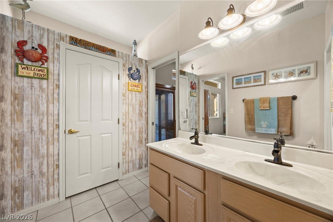 211 W Highland Drive, Henderson, NV 89015 Extra storage in the jack n jill bath.