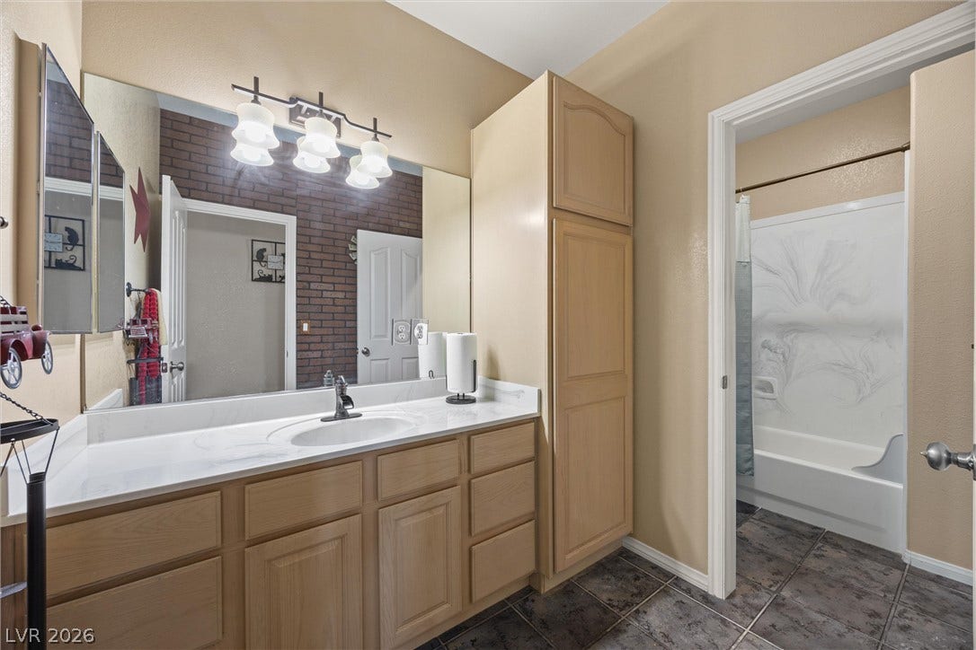 211 W Highland Drive, Henderson, NV 89015 Full gues bath at end of hallway