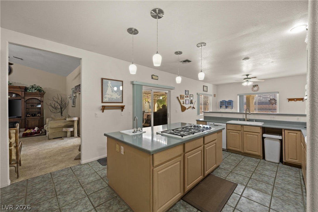 211 W Highland Drive, Henderson, NV 89015 211 W Highland Drive, Henderson, NV 89015