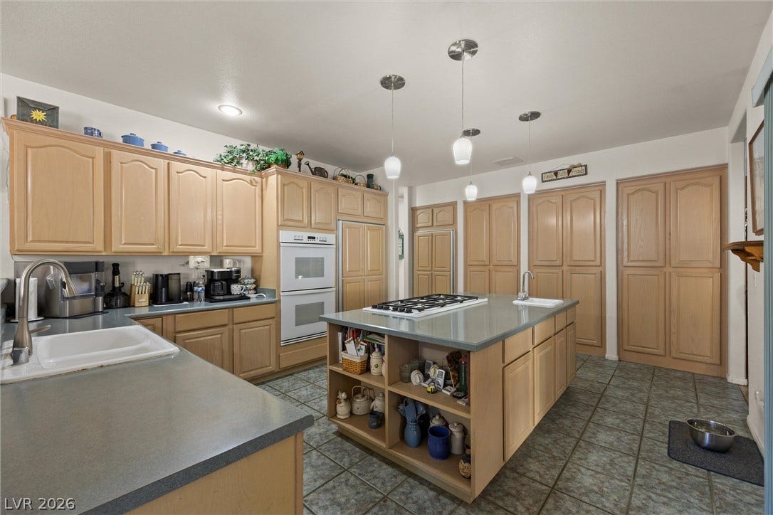 211 W Highland Drive, Henderson, NV 89015 Abundance of cupboards.