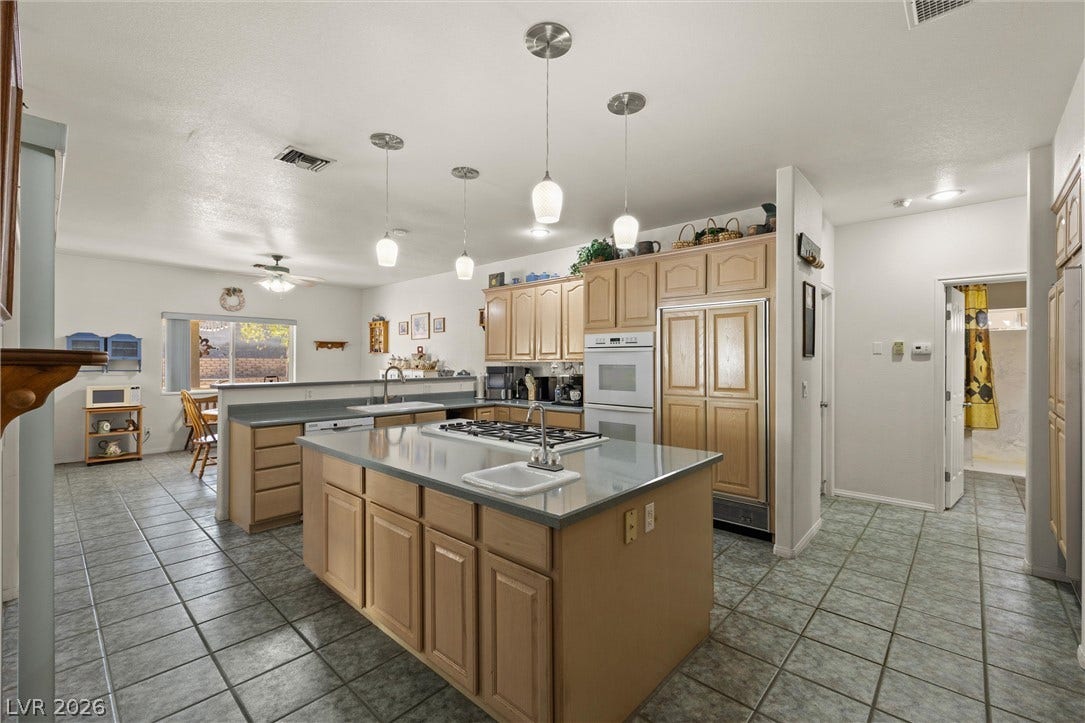 211 W Highland Drive, Henderson, NV 89015 211 W Highland Drive, Henderson, NV 89015