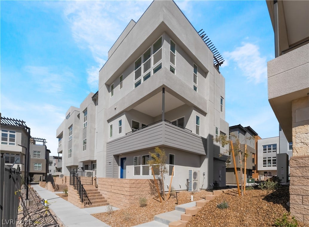 Photos are for illustrative purposes only and may not depict the actual home. Images are of the same floorplan; however, interior selections, finishes, colors and included features may vary.