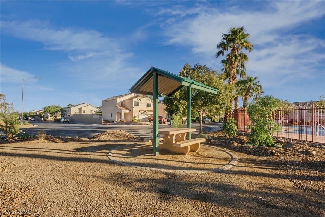 1555 Ward Frontier Lane, Henderson, NV 89002 An inviting picnic area with shade shelter sits adjacent to community amenities.