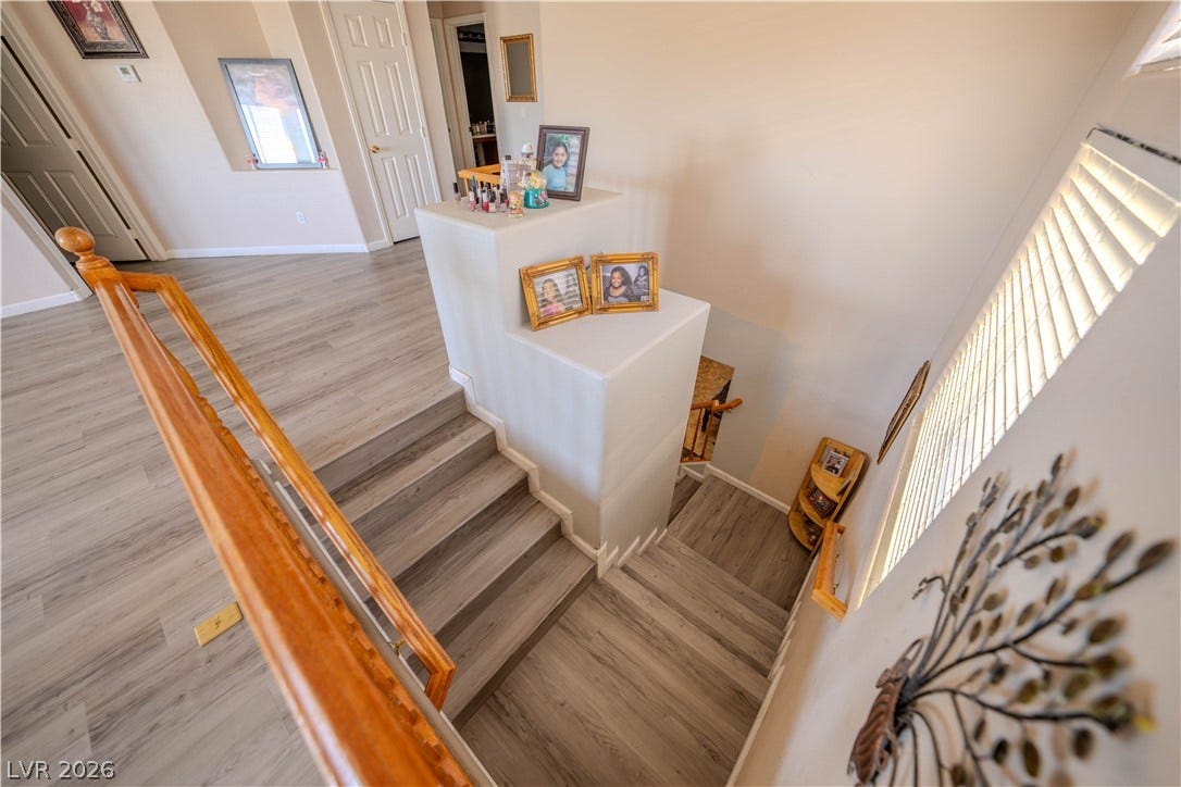 Stairs w wood laminate