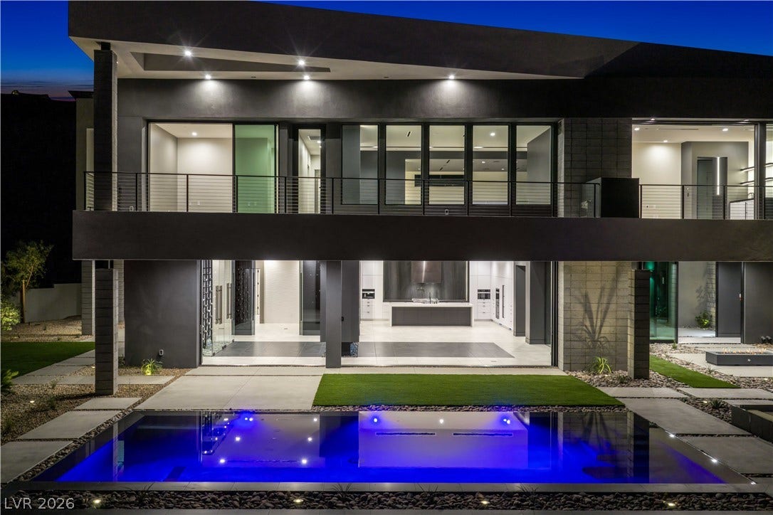 25 Boulderback Drive, Henderson, NV 89012 Dramatic modern architecture seamlessly integrates indoor and outdoor living areas alongside a shimmering pool.