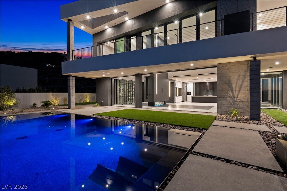 25 Boulderback Drive, Henderson, NV 89012 Striking contemporary lines and seamless indoor-outdoor living spaces frame a pristine zero-edge pool.