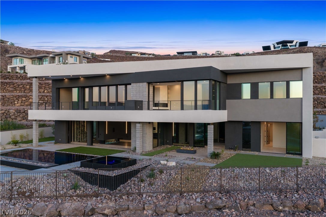 25 Boulderback Drive, Henderson, NV 89012 Bold contemporary lines and glass expanses define this striking two-level architectural hillside estate.